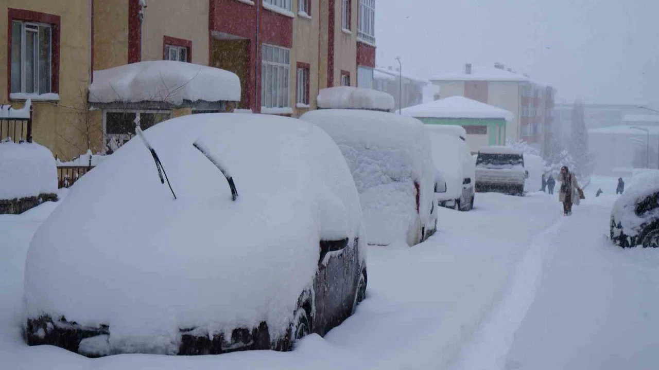 Kar yağışı Erzurum’u felç etti, okullar tatil, kar kalınlığı 50 santimetreyi geçti, bin 167 köy yolu ulaşıma kapalı