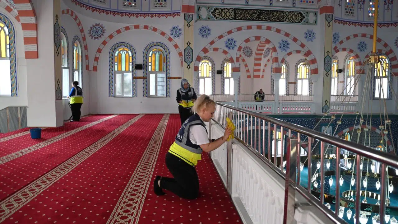 Karabağlar’da Camilere Ramazan Temizliği