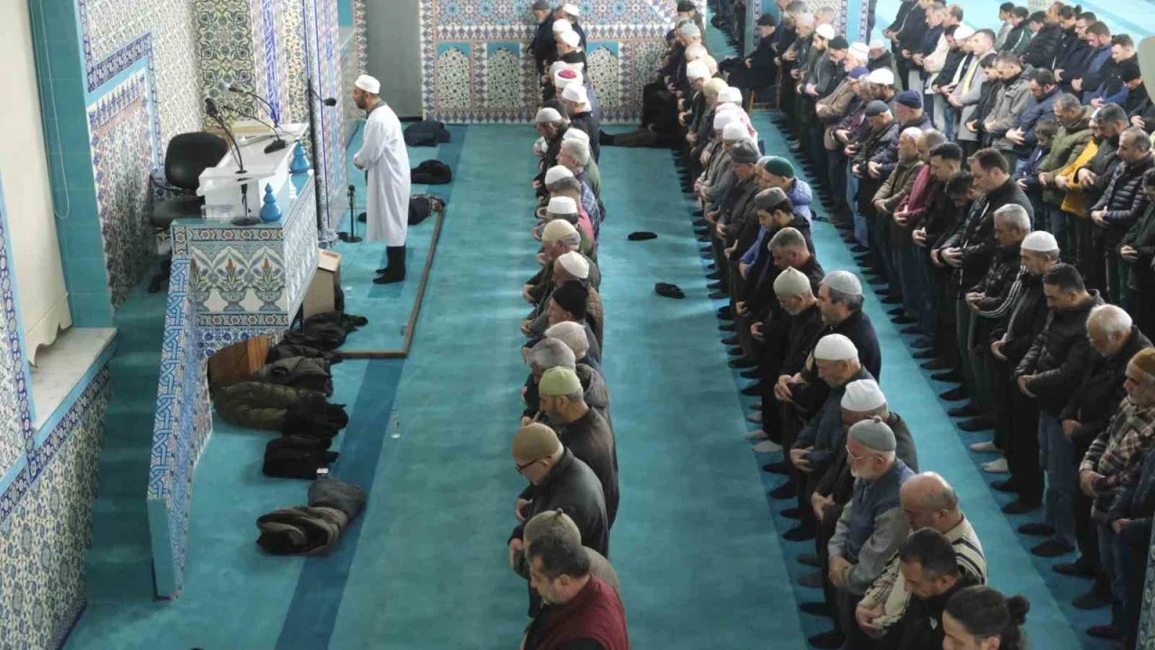 Karaman’da ilk teravih namazında camiler doldu taştı