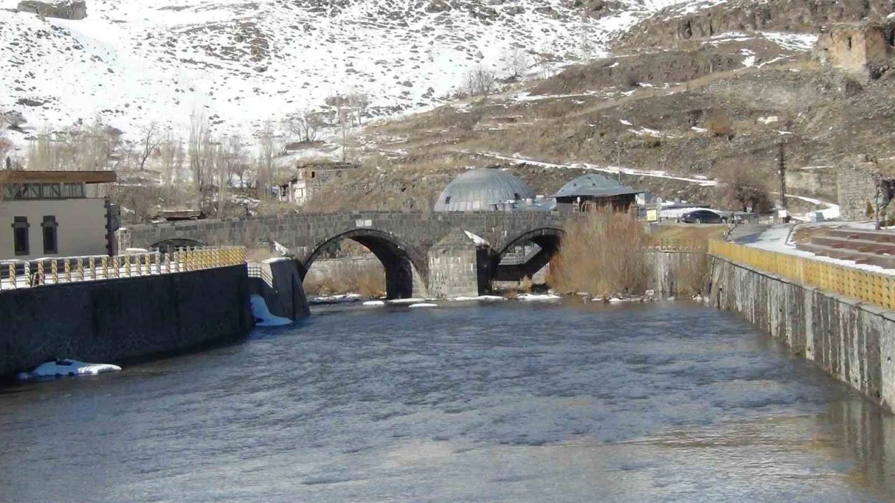 Kars Çayı’nda erken bahar: Zemheri beklenirken buzlar çözüldü
