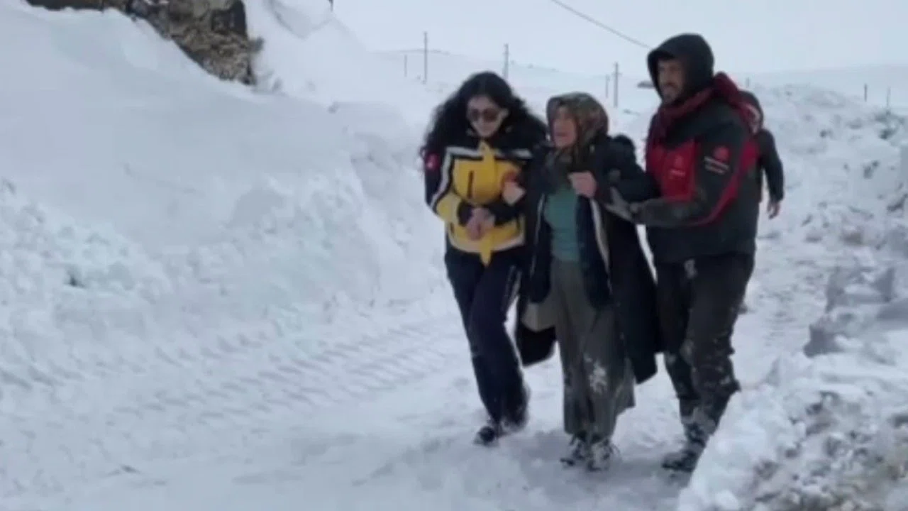 Kars’ta hasta kadın için ekipler seferber oldu