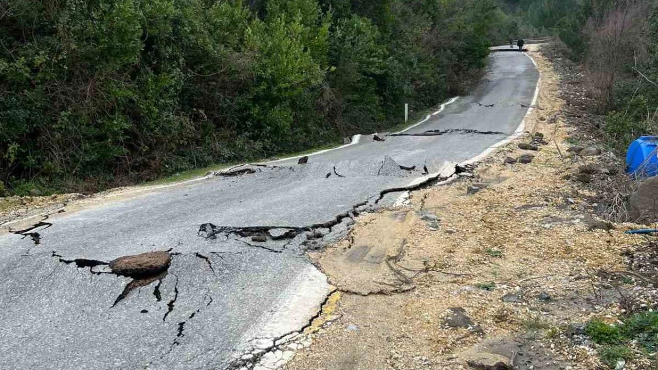 Kastamonu’da heyelan sebebiyle çatlaklar oluşan yol ulaşıma kapatıldı