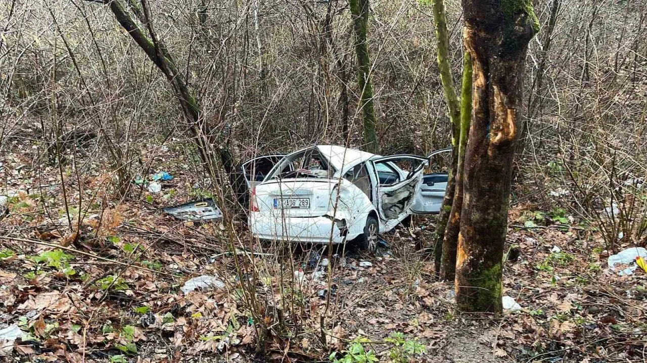 Kastamonu’da otomobil şarampole yuvarlandı: 3 yaralı