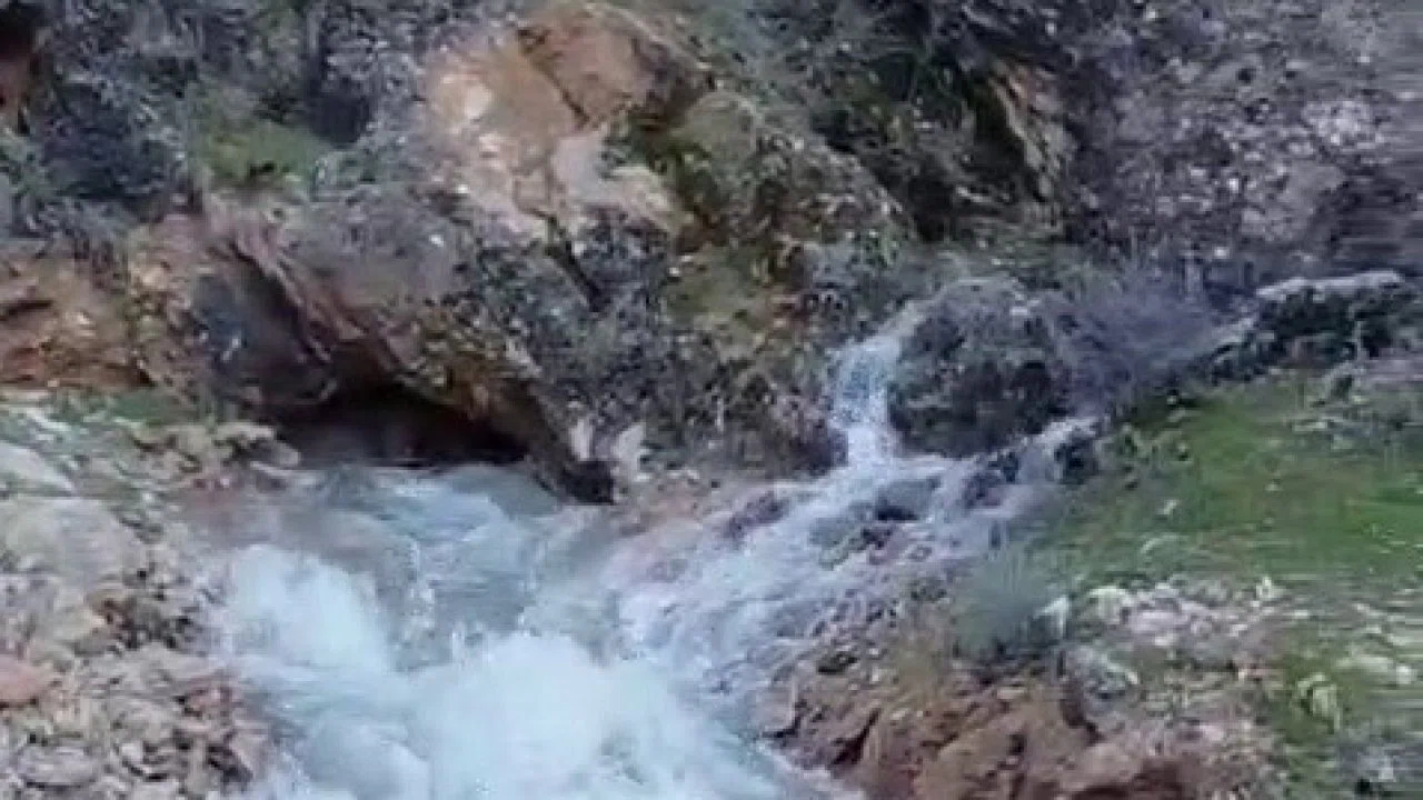 Kayalık alandan sular çıktı