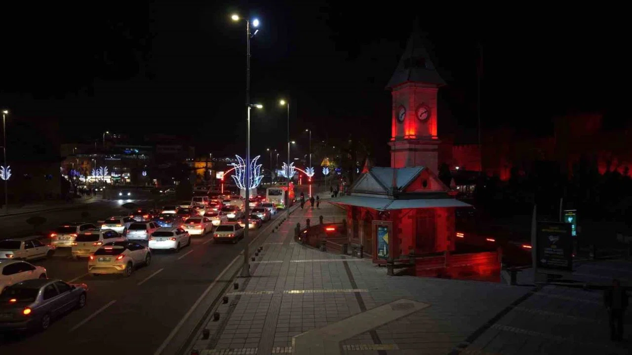 Kayseri’de Ramazan, ışık ve renk şöleni ile karşılandı