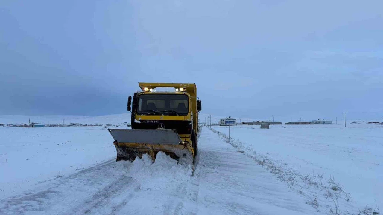 Kayseri’de yoğun kar nedeniyle kapanan 195 mahalle yolu ulaşıma açıldı