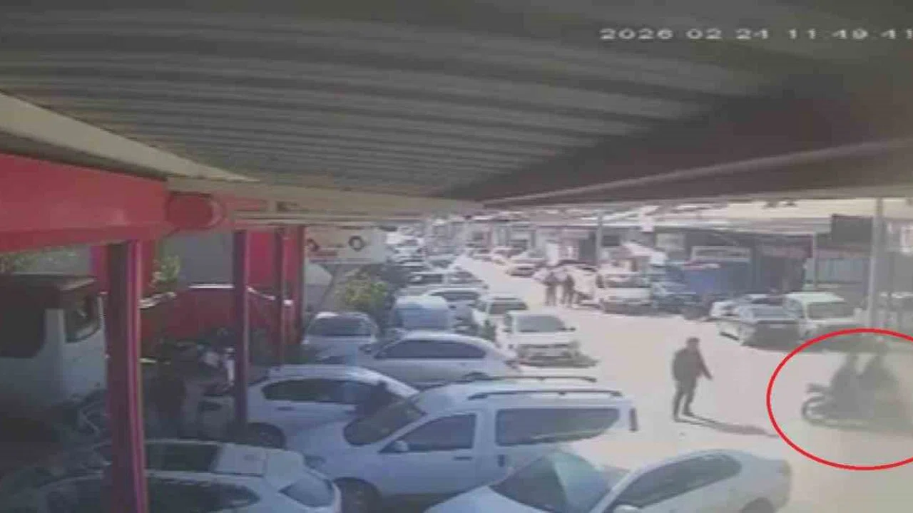 Kazada çarpışan motosiklet sürücülerinin savrulduğu anlar kamerada