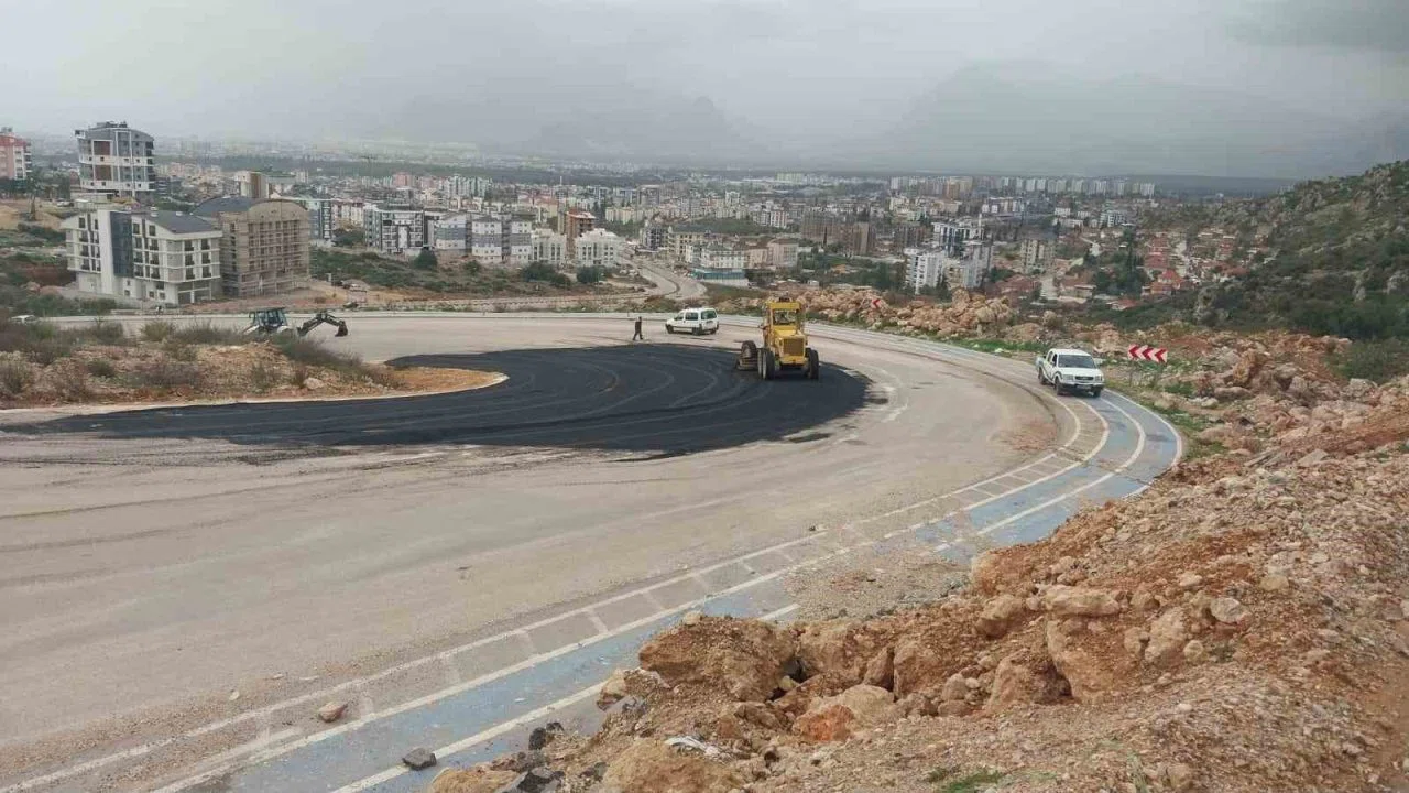 Kepez Belediyesi, yağmurun aşındırdığı yolları yeniledi