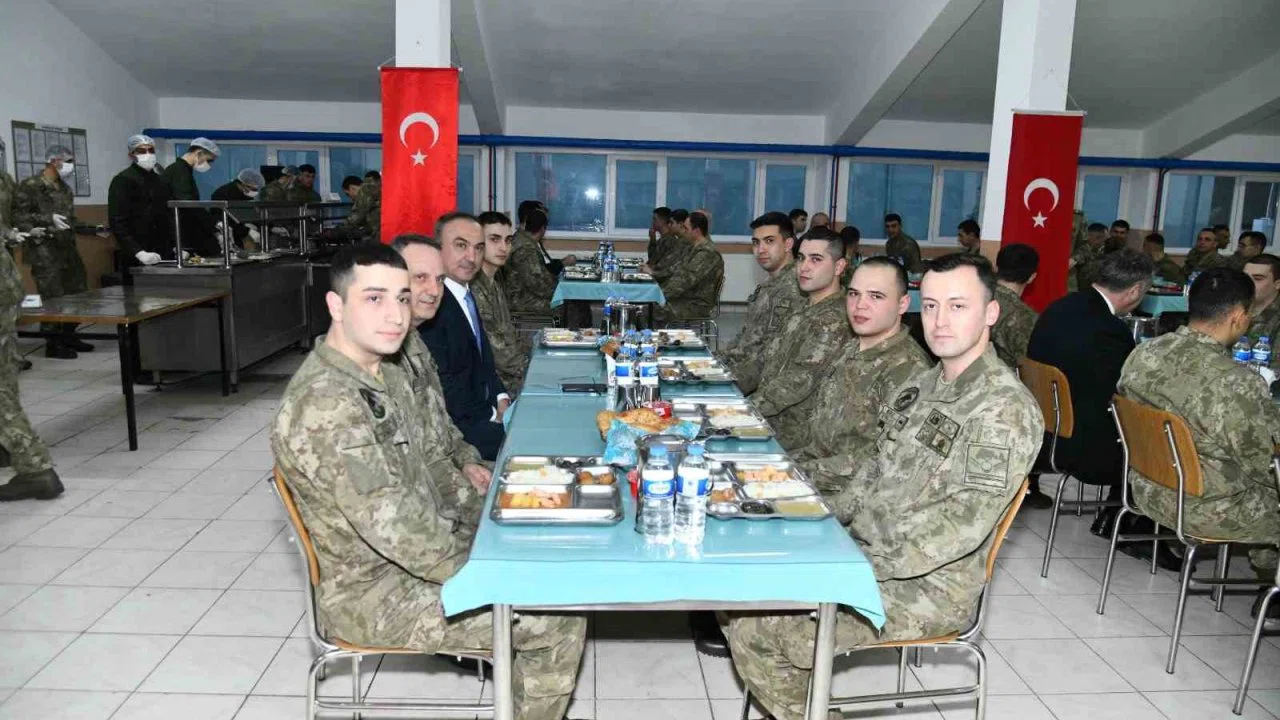 Kışlada askerlerle oruç açtılar