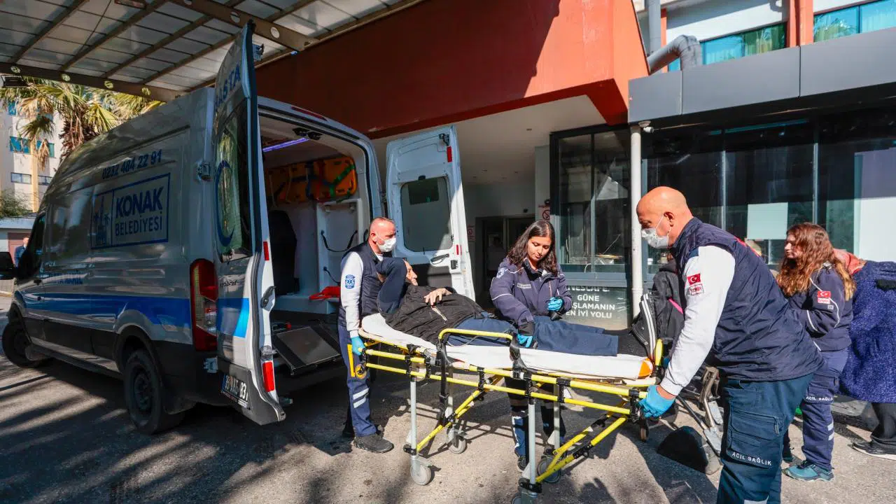 Konak’ın hasta nakil hizmeti yüzleri güldürüyor