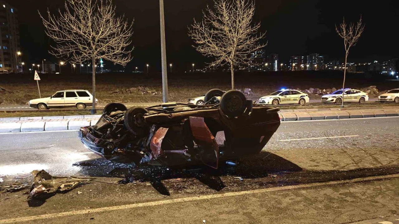 Kontrolden çıkan otomobil ters döndü: 4 yaralı
