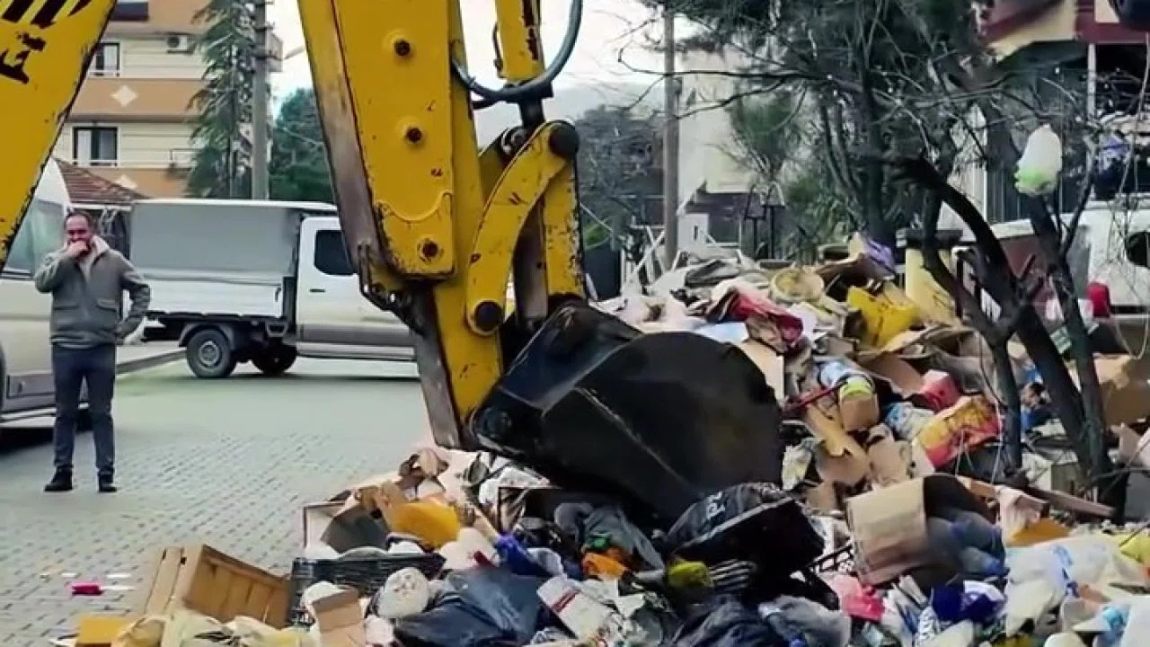 Kötü koku ihbarıyla gidilen evden 30 ton çöp çıktı