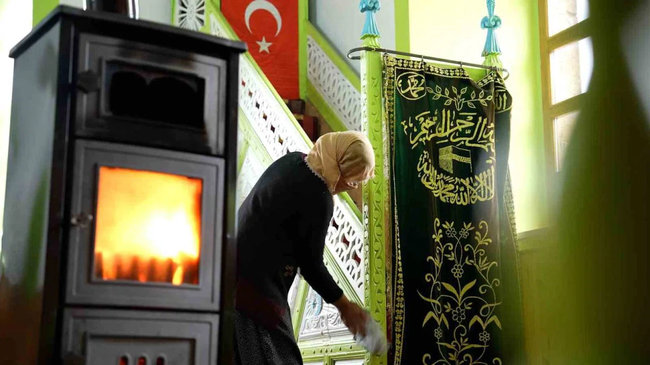Köy Camisi imece usulü temizlendi