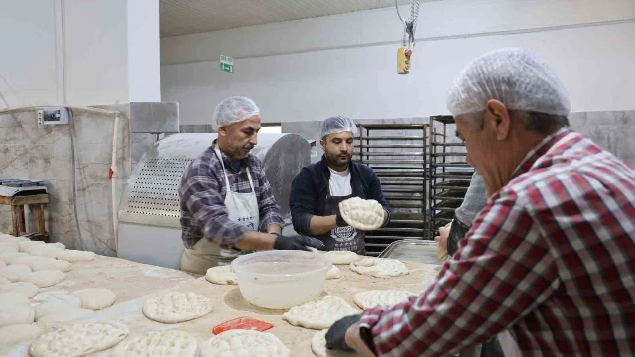 Kozan’da ustaların Ramazan ayında pide mesaisi