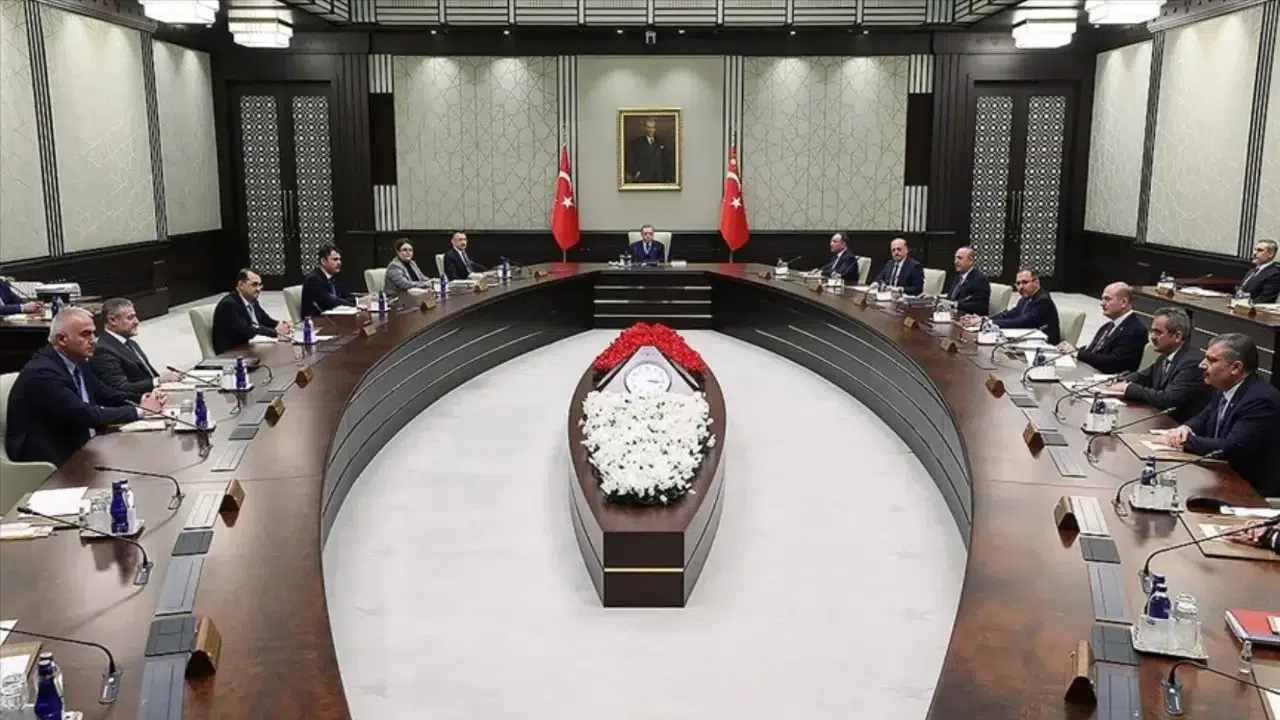 Kulisler hareketli, ikinci kabine değişiminin eli kulağında: Çok tartışılan o bakan da değişebilir!