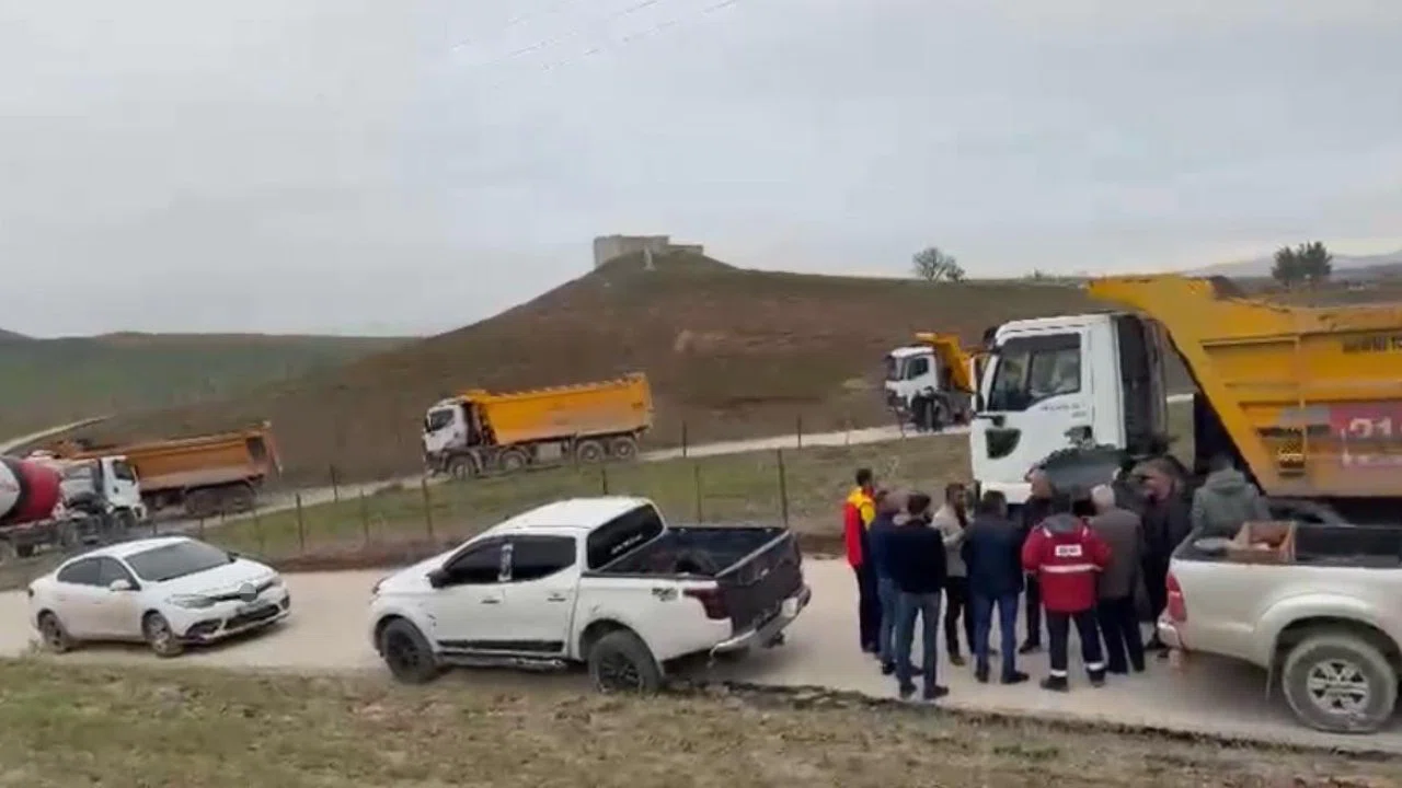 Kurtalan’da ağır tonajlı araçların geçişine tepki gösteren köylüler yolu kapattı