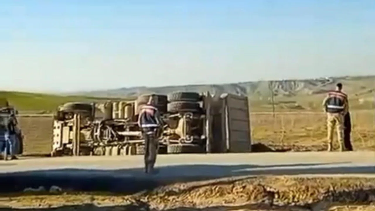 Kurtalan’da hafriyat kamyonu devrildi: 1 yaralı
