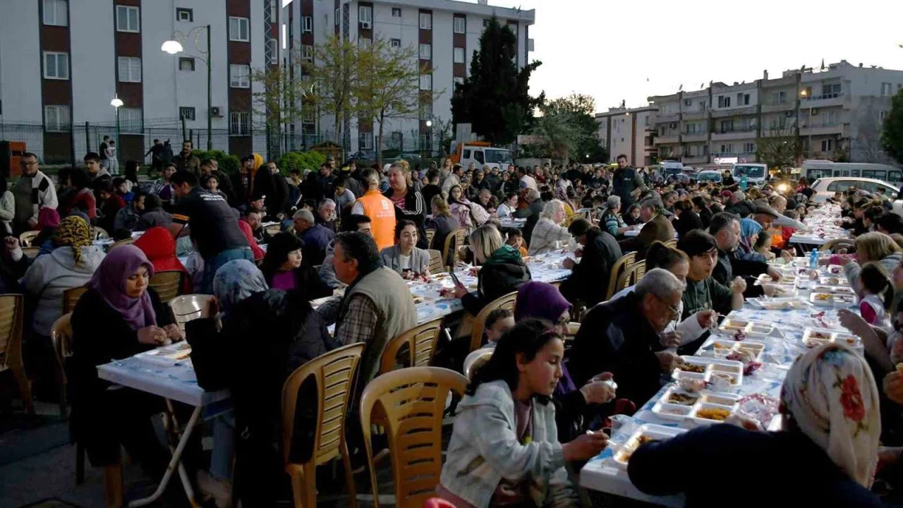 Kuşadası Belediyesi’nden Ramazan ayı boyunca 18 bin kişilik iftar yemeği