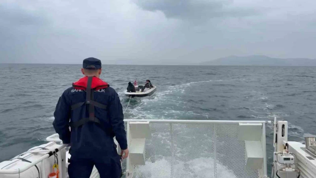 Kuşadası’nda sürüklenen teknedeki iki kişi kurtarıldı