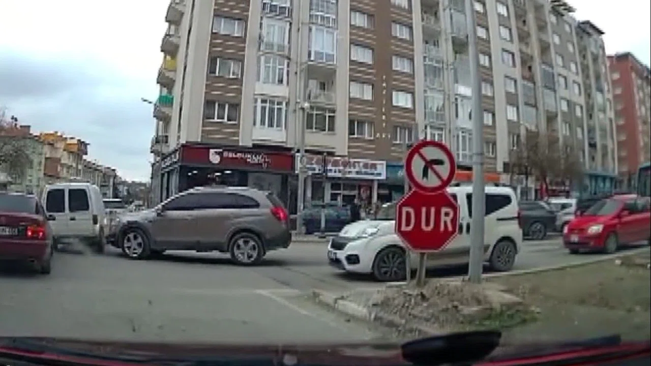 Kütahya’da iki aracın çarpışması kameralara yansıdı
