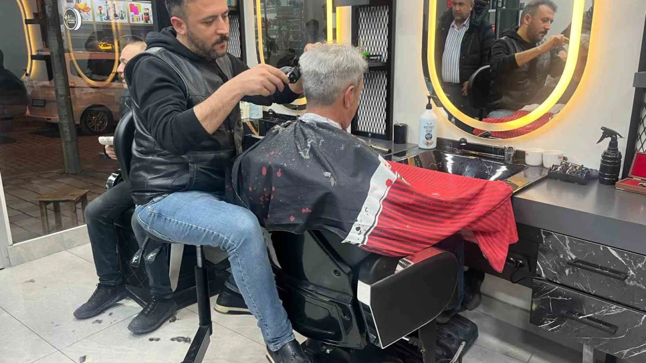 Kütahyalı berberden örnek çözüm: Mesleğini bırakmadı, koltuğu dönüştürdü
