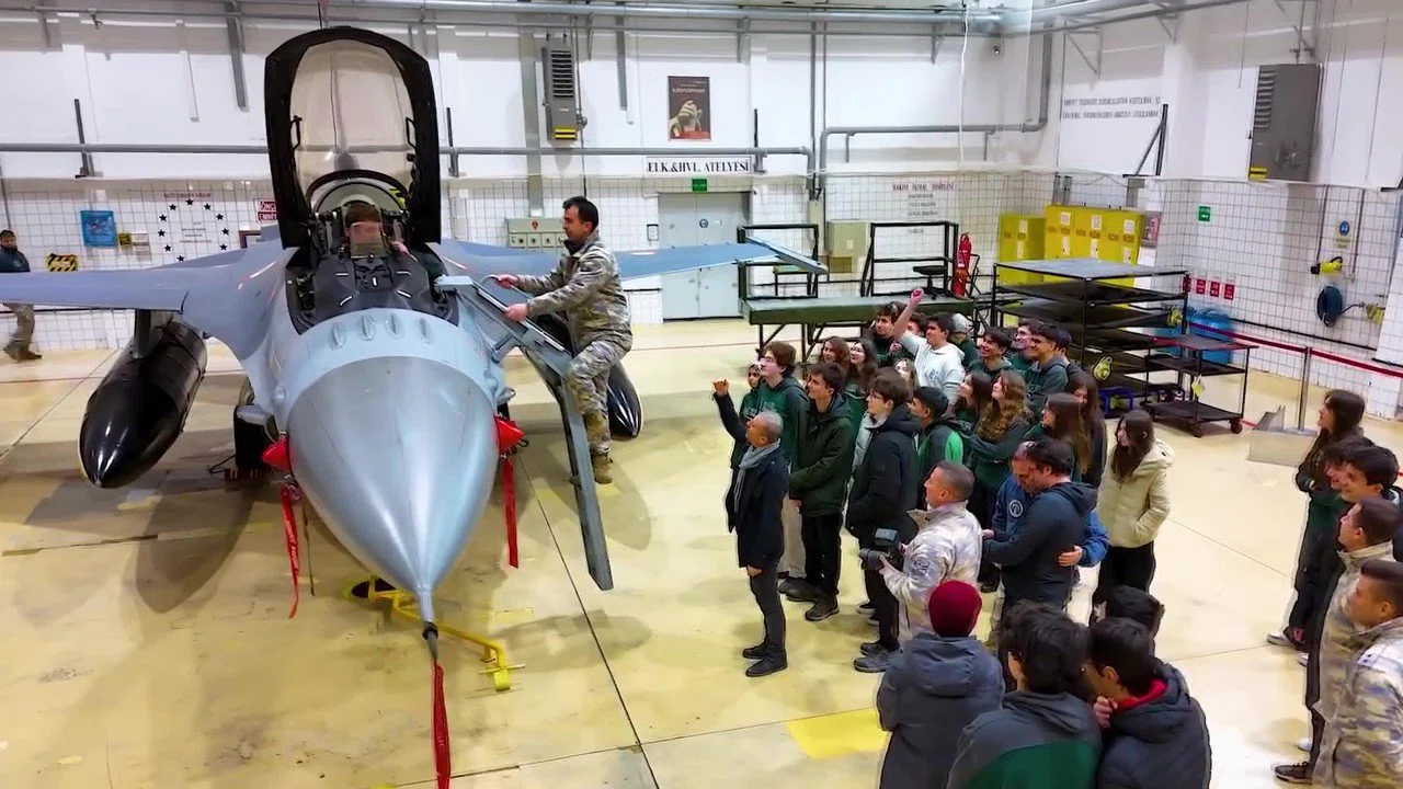Lise öğrencileri F-16 kokpitinde: "Gelecekte KAAN’ları, Kızıl Elma’ları, Atak’ları biz uçuracağız"