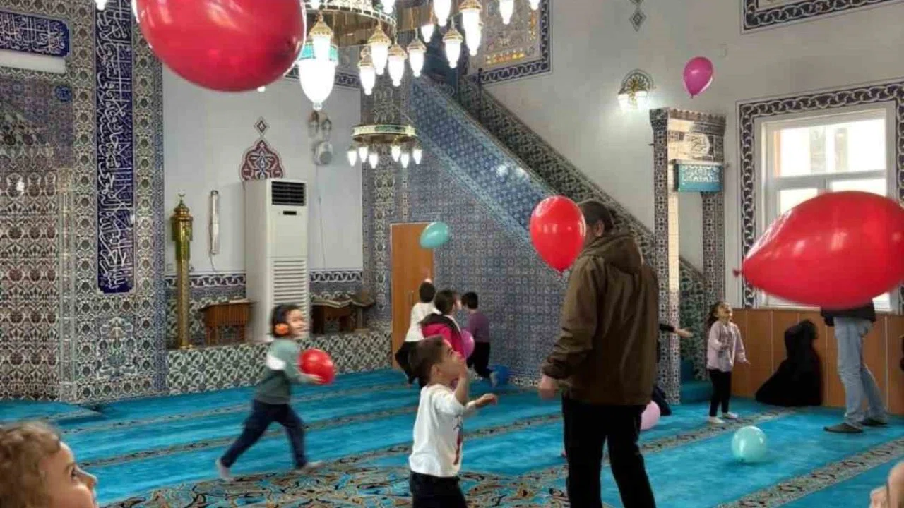 ’Maarifin Kalbinde Ramazan’ etkinliğinde minikler camiye götürüldü