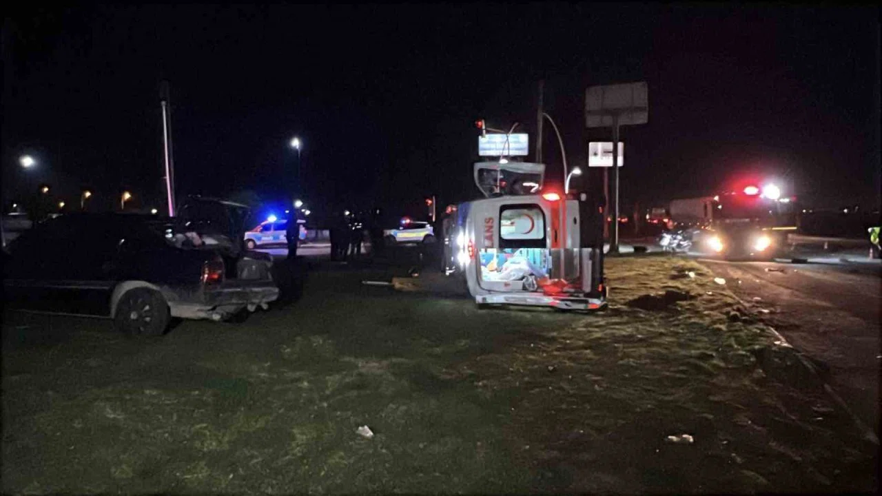 Manisa’da otomobil ile ambulans çarpıştı: 5 yaralı
