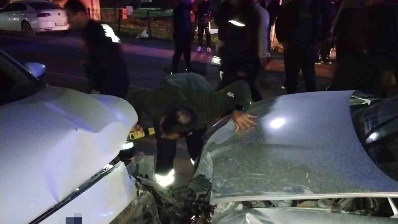 Mardin’de iki otomobil çarpıştı, 6 kişi yaralandı