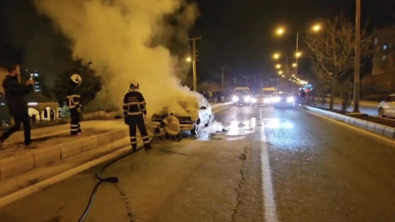 Mardin’de seyir halindeki otomobil alevlere teslim oldu