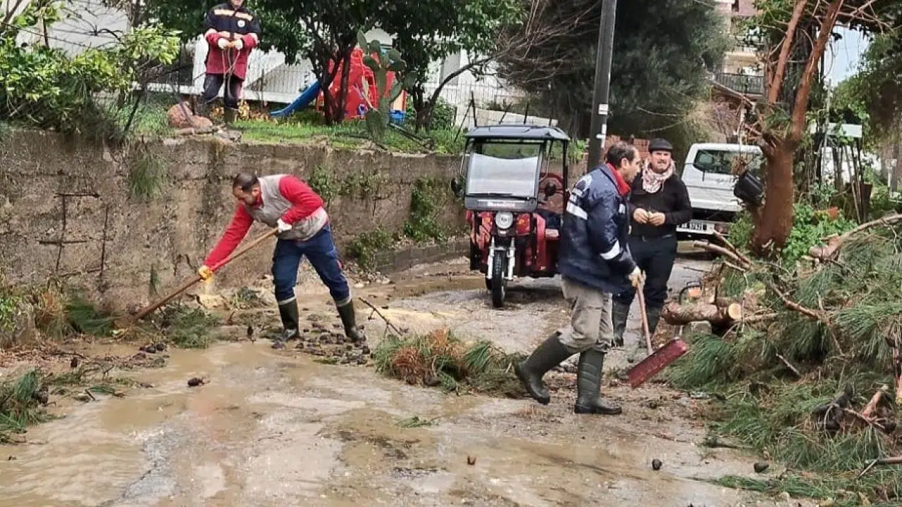 Menderes Belediyesi Yoğun Yağışlarda Sahada