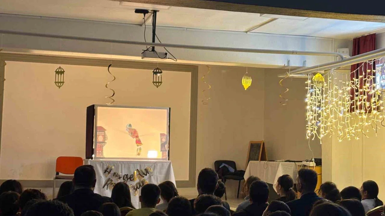 Menteşe’de gönüllü gençler Hacivat ve Karagöz’ü okullara taşıdı