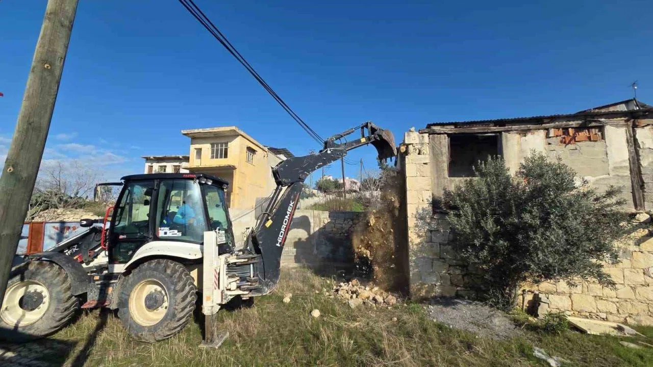 Mersin’de çökme riski taşıyan metruk bina yıkıldı