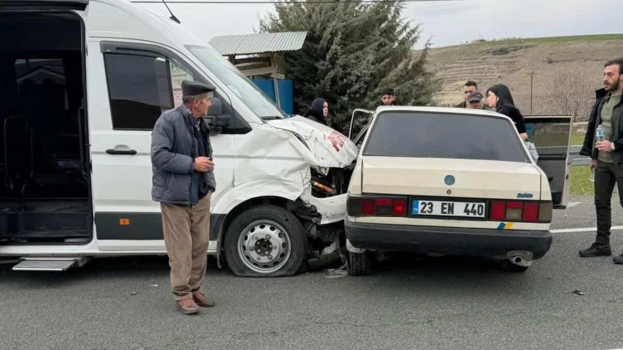 Minibüs ile Tofaş çarpıştı: 4 yaralı