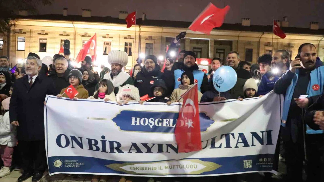 Minik ellerde fenerler, yüreklerde Ramazan sevinci