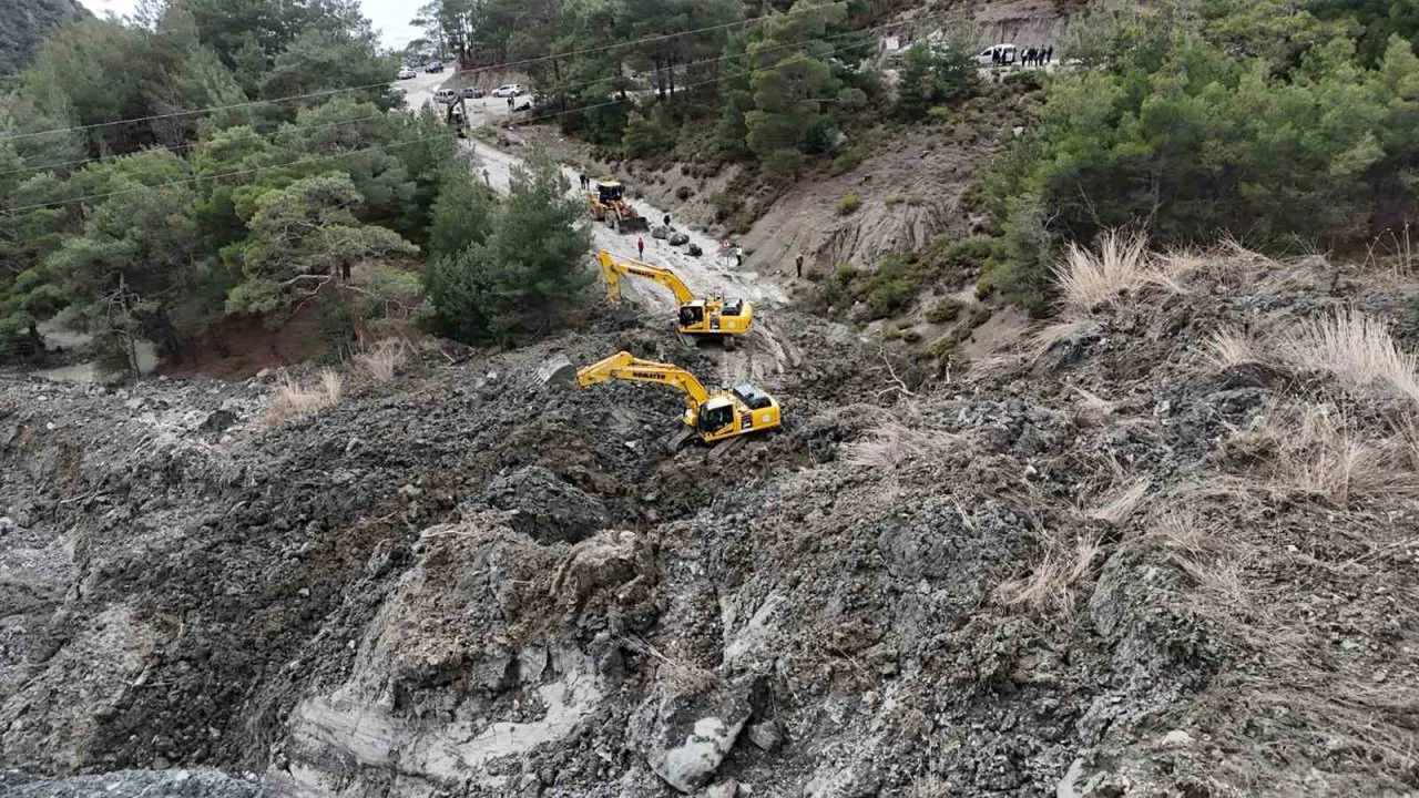 Muğla Büyükşehir ekiplerinden yaşanan heyelana anında müdahale
