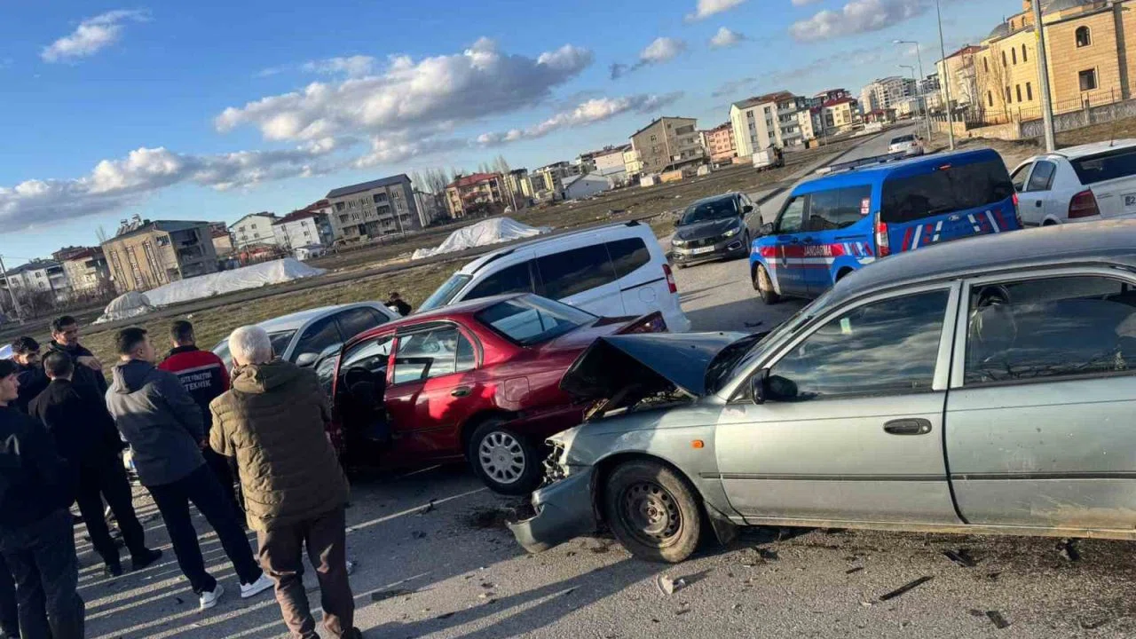 Muş’ta zincirleme kaza: 4 araç birbirine girdi