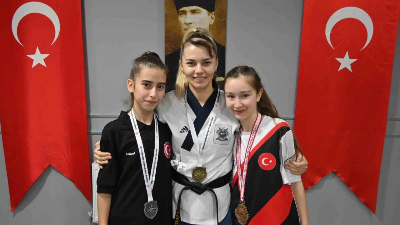 Namağlup taekwondocu 20’nci, öğrencileri de ilk şampiyonluğunu kazandı