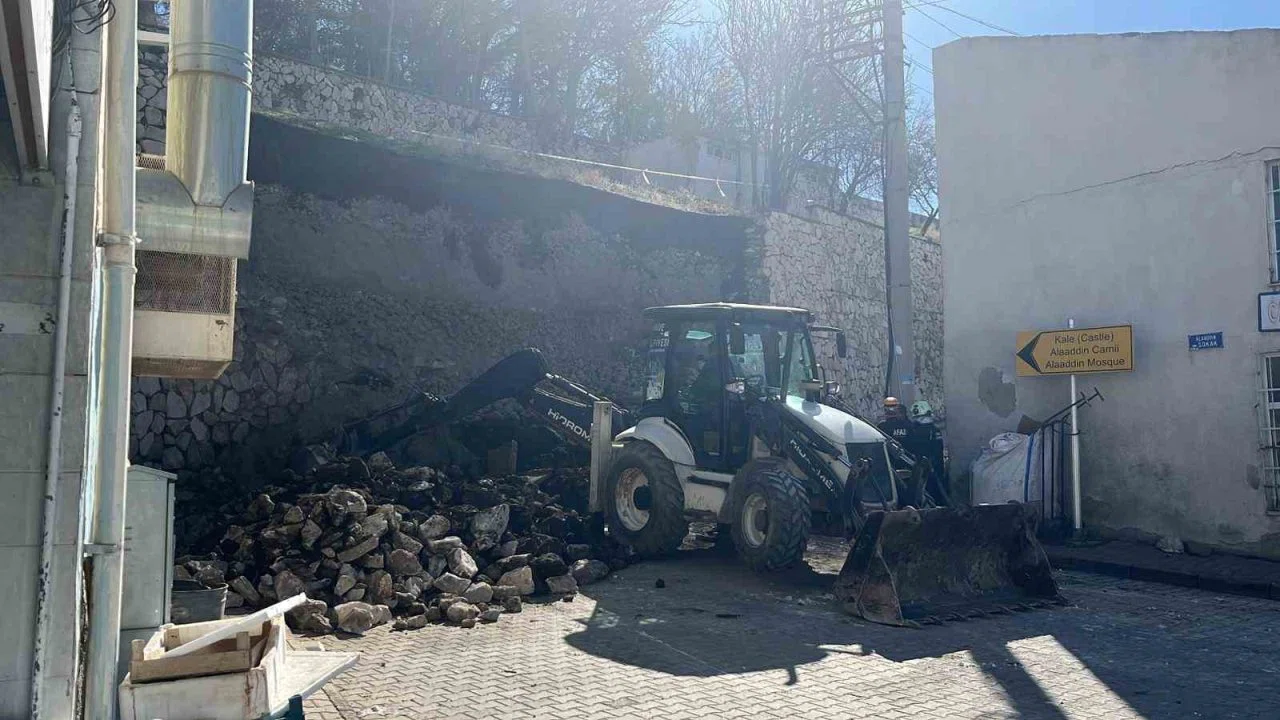 Niğde Kalesi’nde istinat duvarı çöktü
