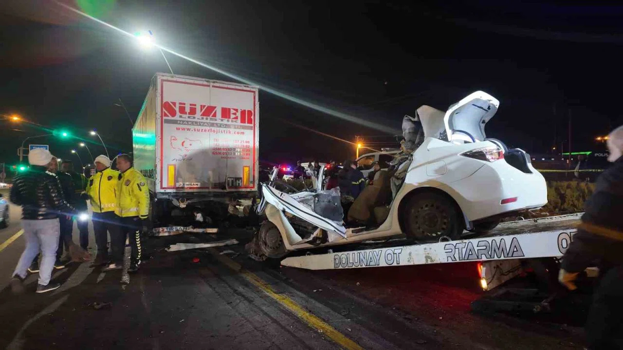 Niğde’de feci kaza: Tıra çarpan otomobilin sürücüsü hayatını kaybetti