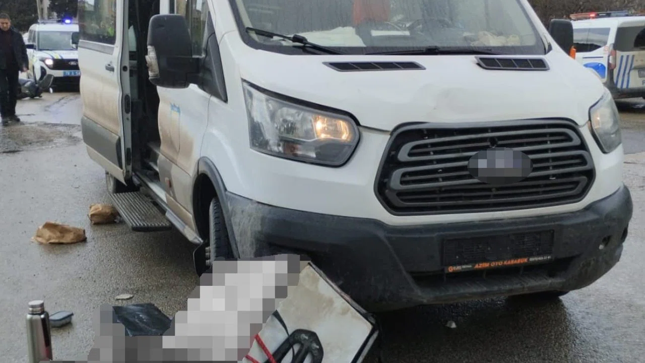 Öğrenci servisi ile çarpışan motokurye kaldırıldığı hastanede hayatını kaybetti