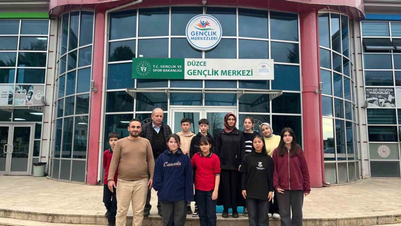 Ortaokul öğrencileri gençlik merkezinde