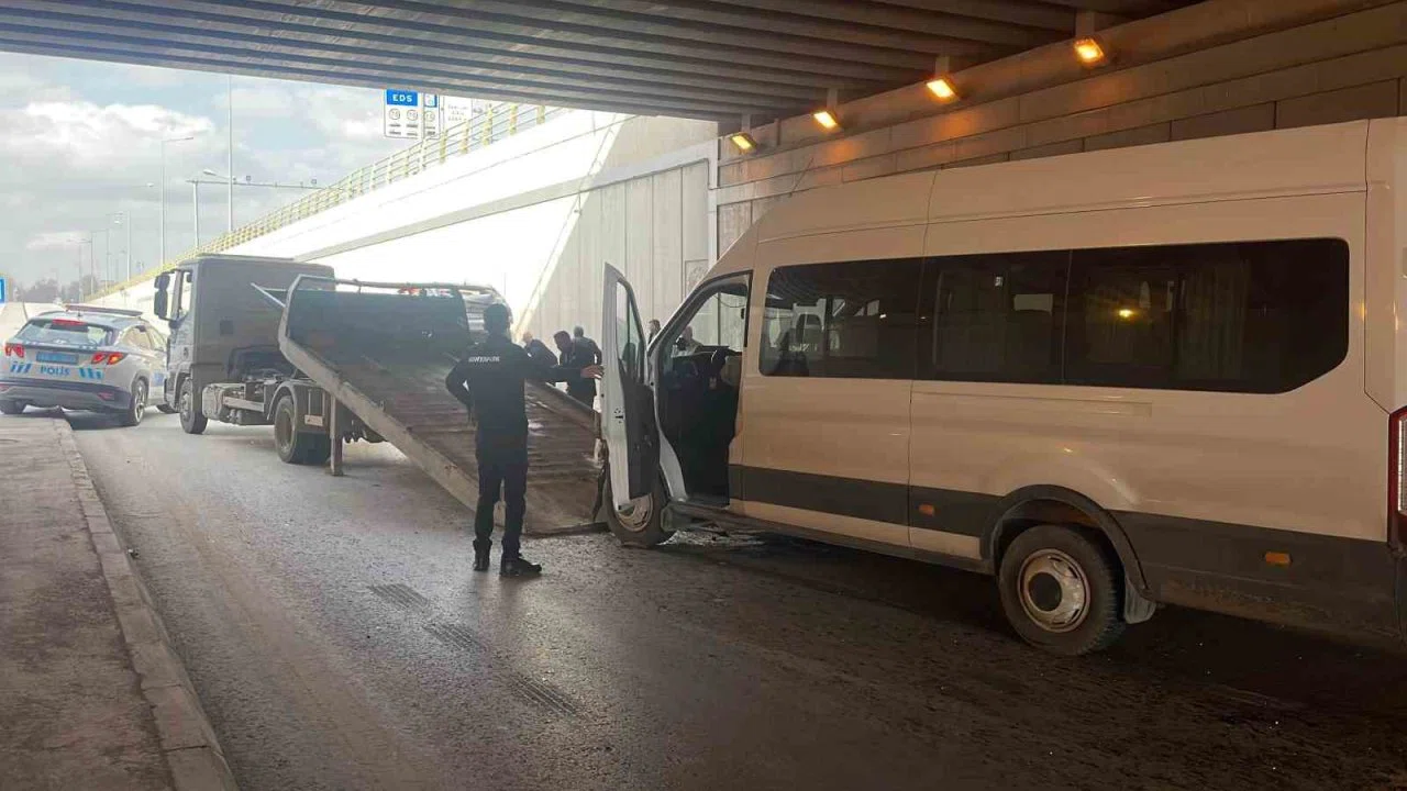 Otomobil ile servis aracı çarpıştı: 5 yaralı
