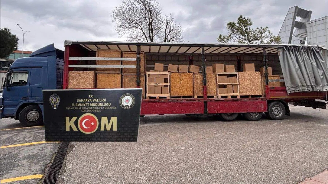 Otoyolda durdurulan tırdan 3 milyon 600 adet boş makaron yakalandı