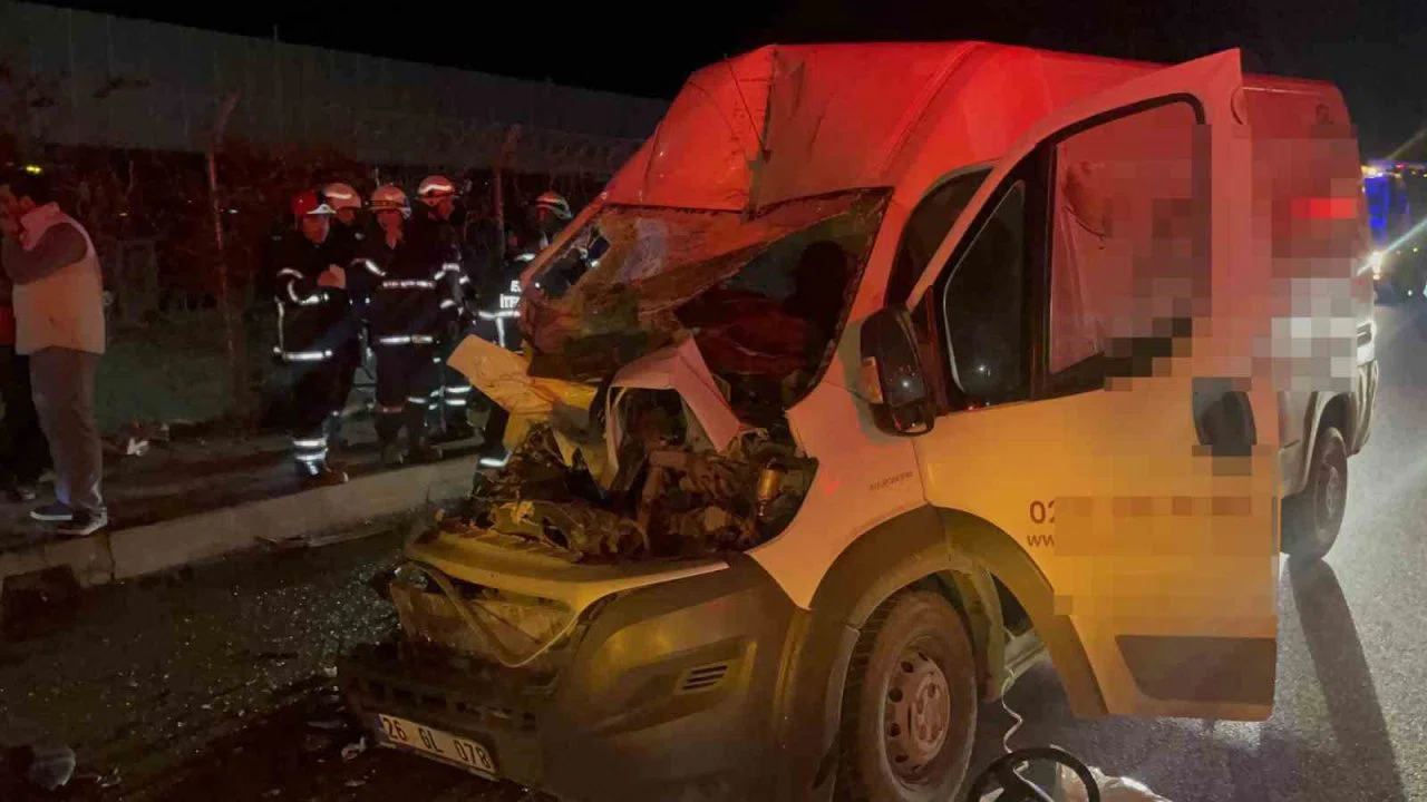 Panelvan araç park halindeki tıra ok gibi saplandı: 2 ağır yaralı