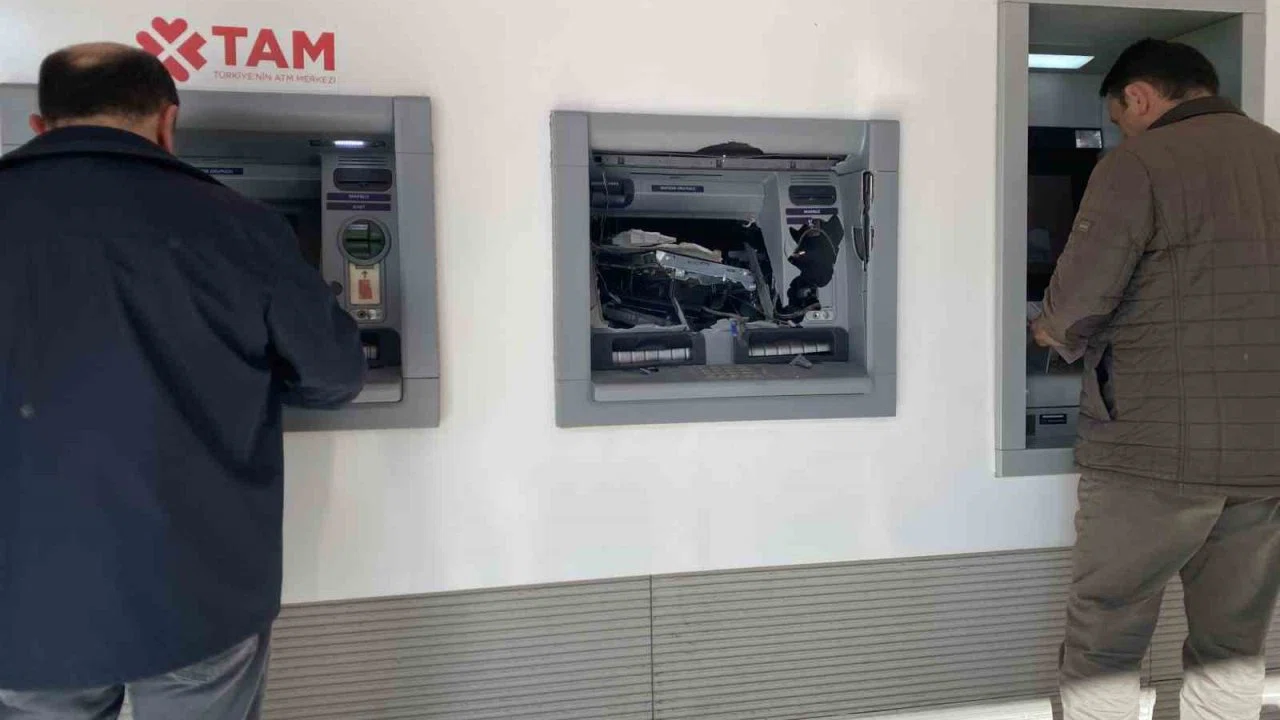 Para çekemediği ATM’yi balyozla parçaladı