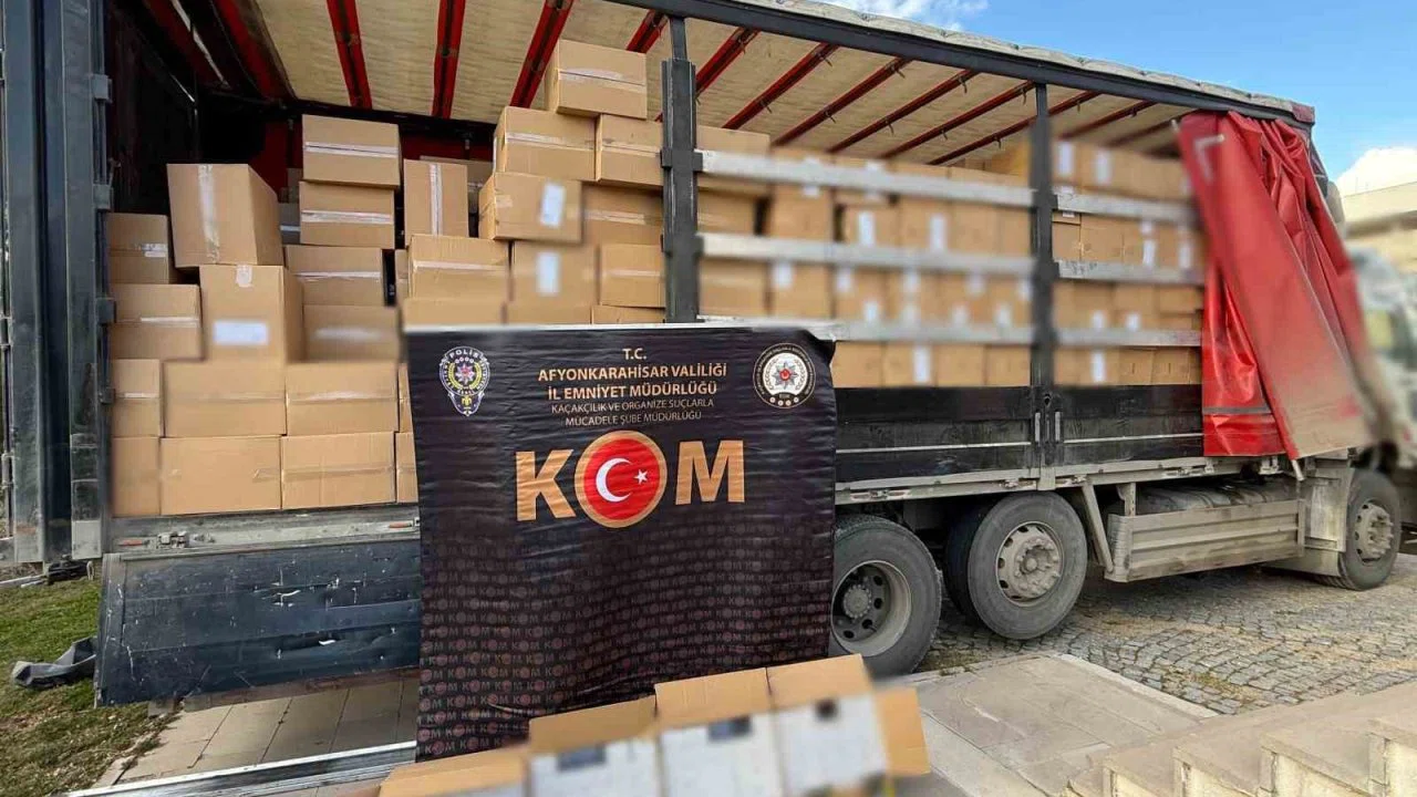 Polis 6 milyon 500 bin adet kaçak boş makaron ele geçirdi
