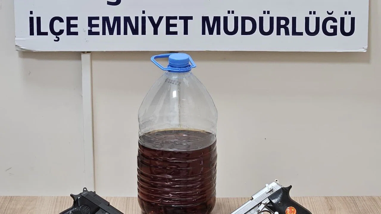 Polis iş yerine yaptığı baskında ruhsatsız silah ve bıçak ele geçirdi