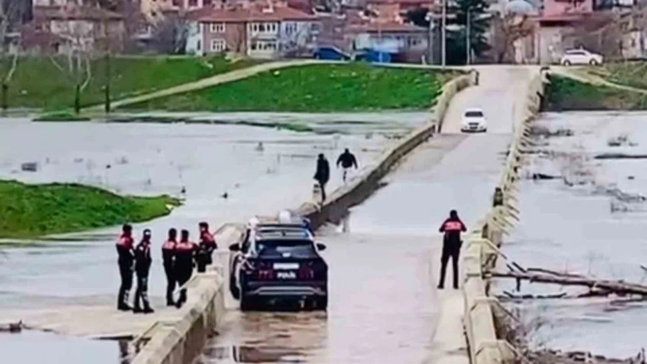 Polisi göre göre tehlikeli köprüden geçtiler: Suya düşme tehlikesi atlattılar