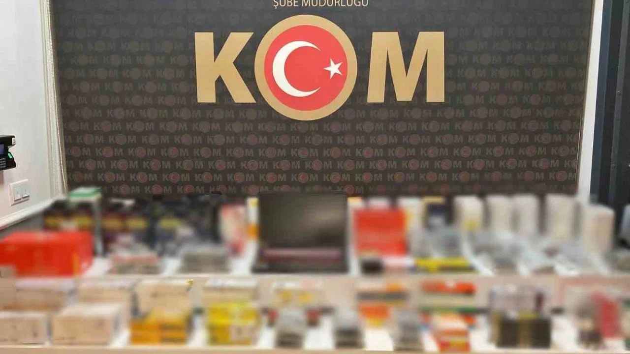 Polisten kaçak telefonu parçaları ile aksesuarları ele geçirdi
